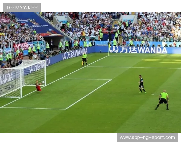 深度解读世界足球巨星成长历程与赛场巅峰表现全景式多维观察视角